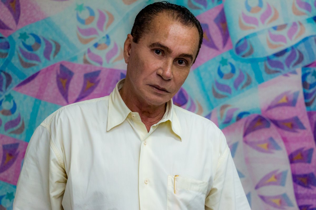 Artista plástico César Romero e minicontos