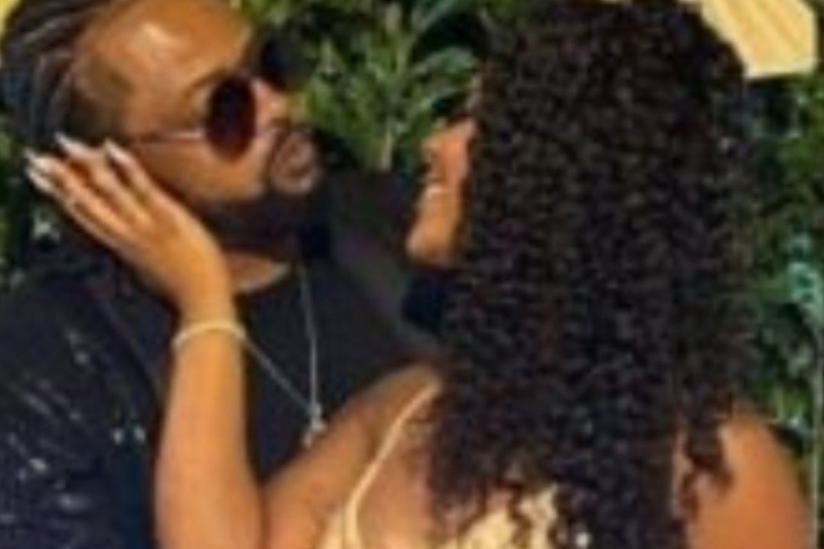 Muito querido pelos baianos, Xande de Pilares pede namorada em casamento no meio de show