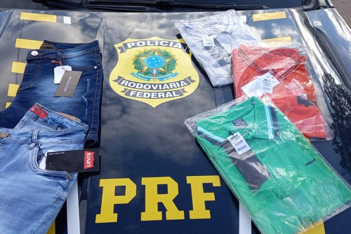 PRF apreende carga com mais de 180 peças de roupas falsificadas em Seabra