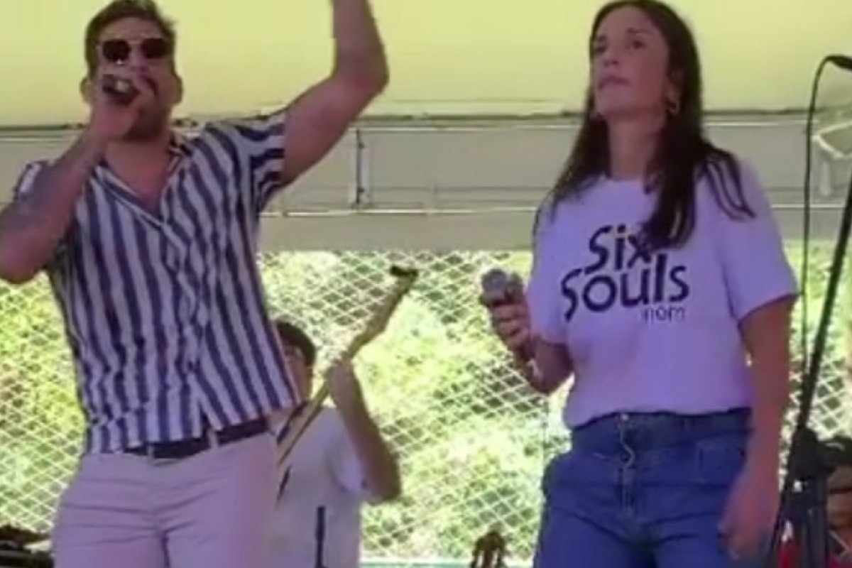 Ivete Sangalo e Felipe Pezzoni se apresentam na escola dos filhos