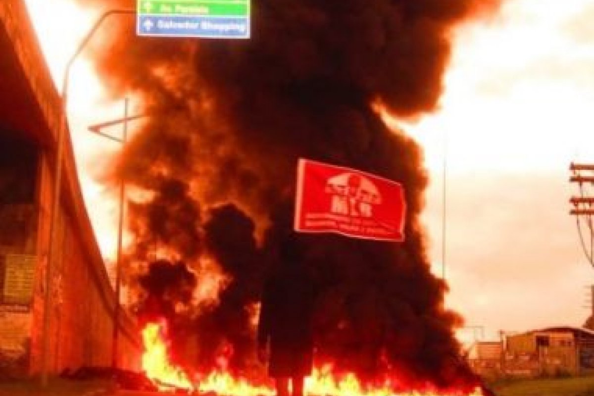 Vídeo: Grupo para trânsito na Rótula do Abacaxi em protesto contra Bolsonaro