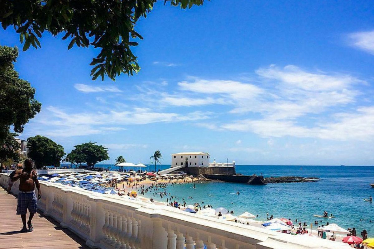 Pescador fica ferido ao tentar pular barreira de isolamento na praia do Porto da Barra, em Salvador