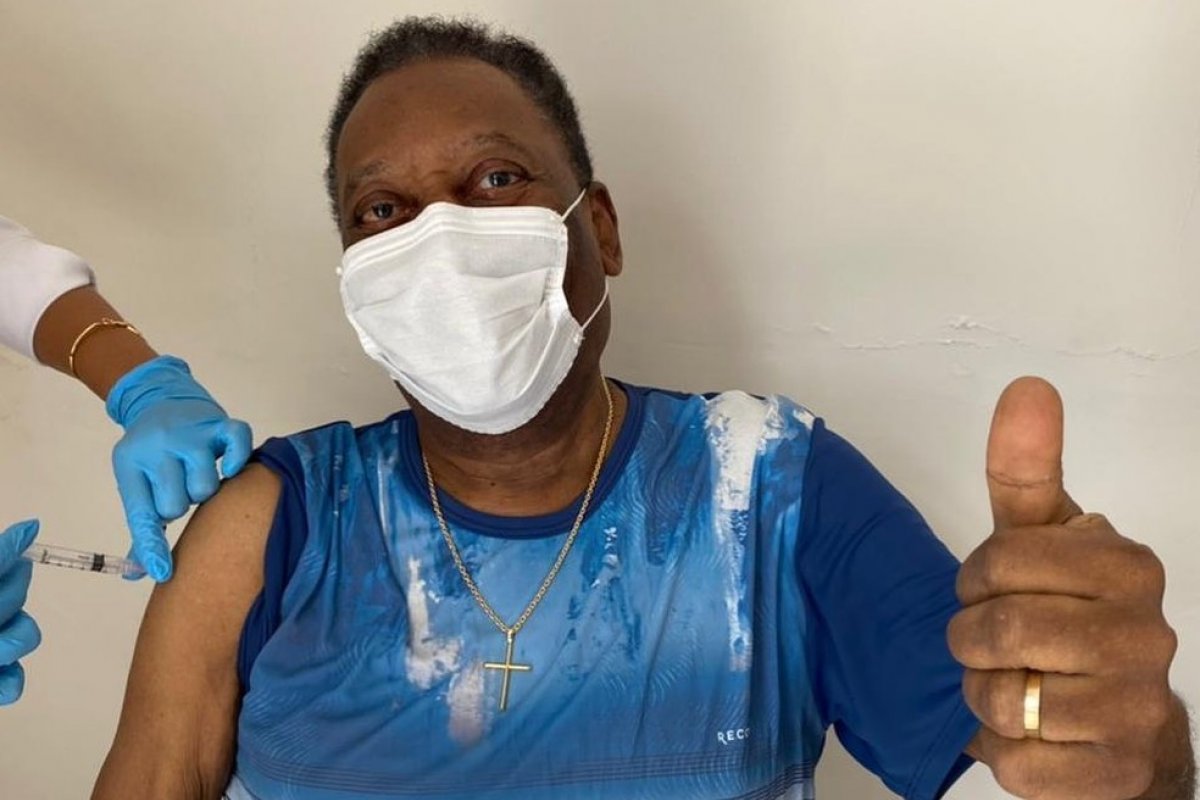 Pelé está internado em SP após exames apontarem problemas de saúde