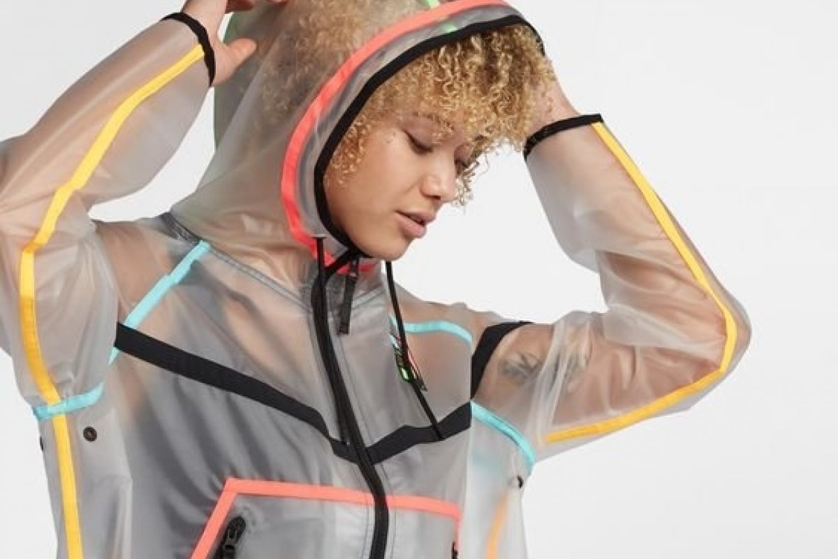 Para dias chuvosos: Saiba como usar capa de chuva com estilo