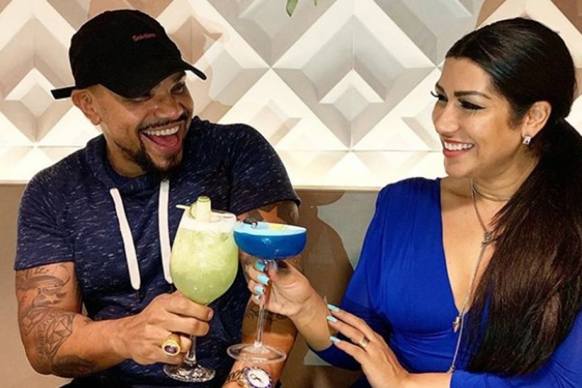 Em novo clipe, Naldo Benny tira a calcinha de Mulher Moranguinho com a boca