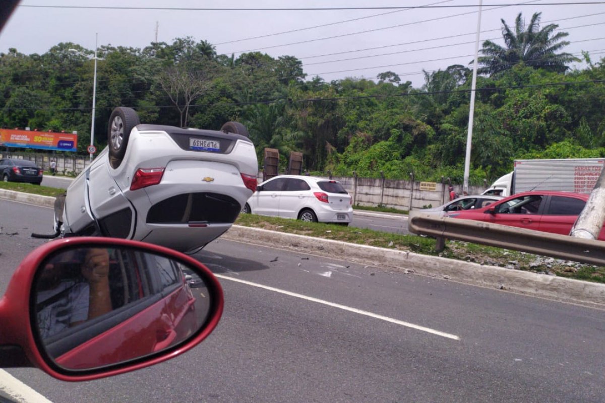 Acidente deixa trânsito congestionado na Paralela