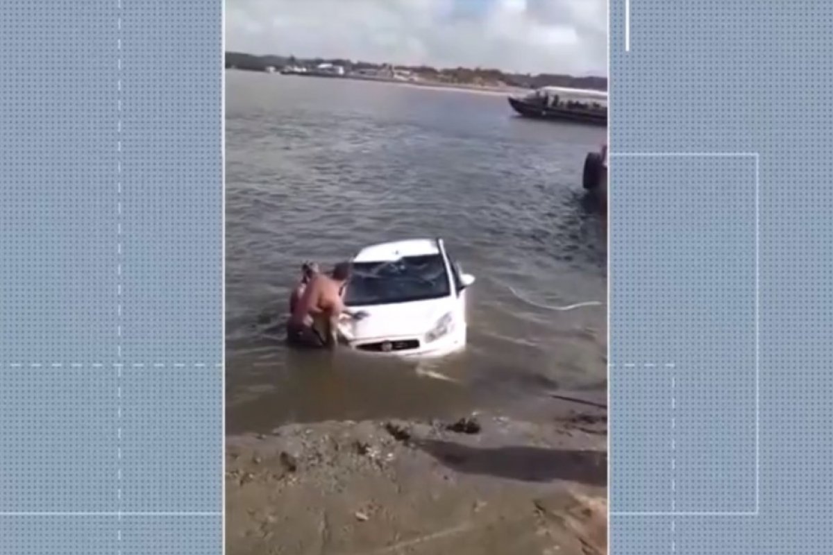 Carro cai em rio após parar em rampa de acesso a balsa em Porto Seguro