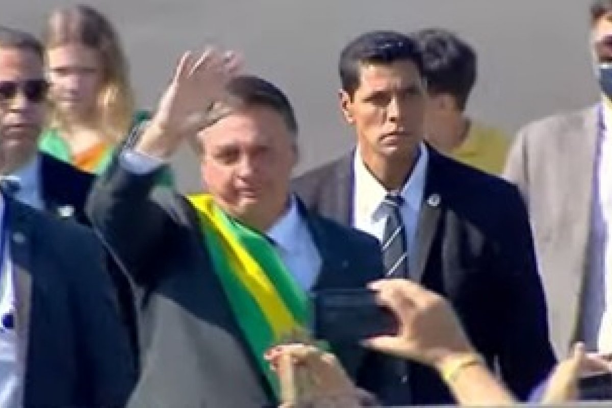 Vídeo: Bolsonaro participa de hasteamento da bandeira do Brasil no Palácio da Alvorada