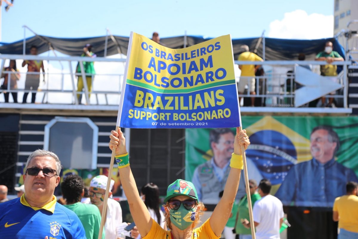 Mulher passa mal e é atendida por bombeiros no Farol da Barra, em Salvador