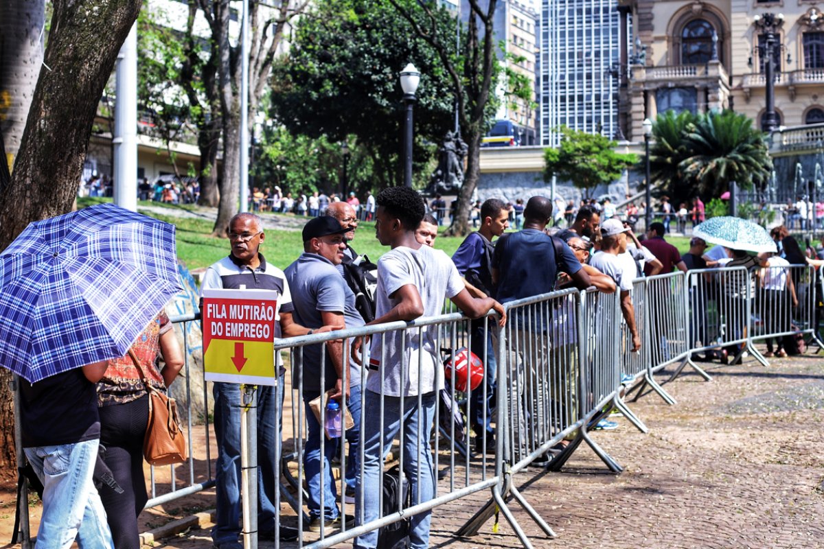 Renda média do brasileiro caiu 9,4% durante a pandemia, aponta FGV