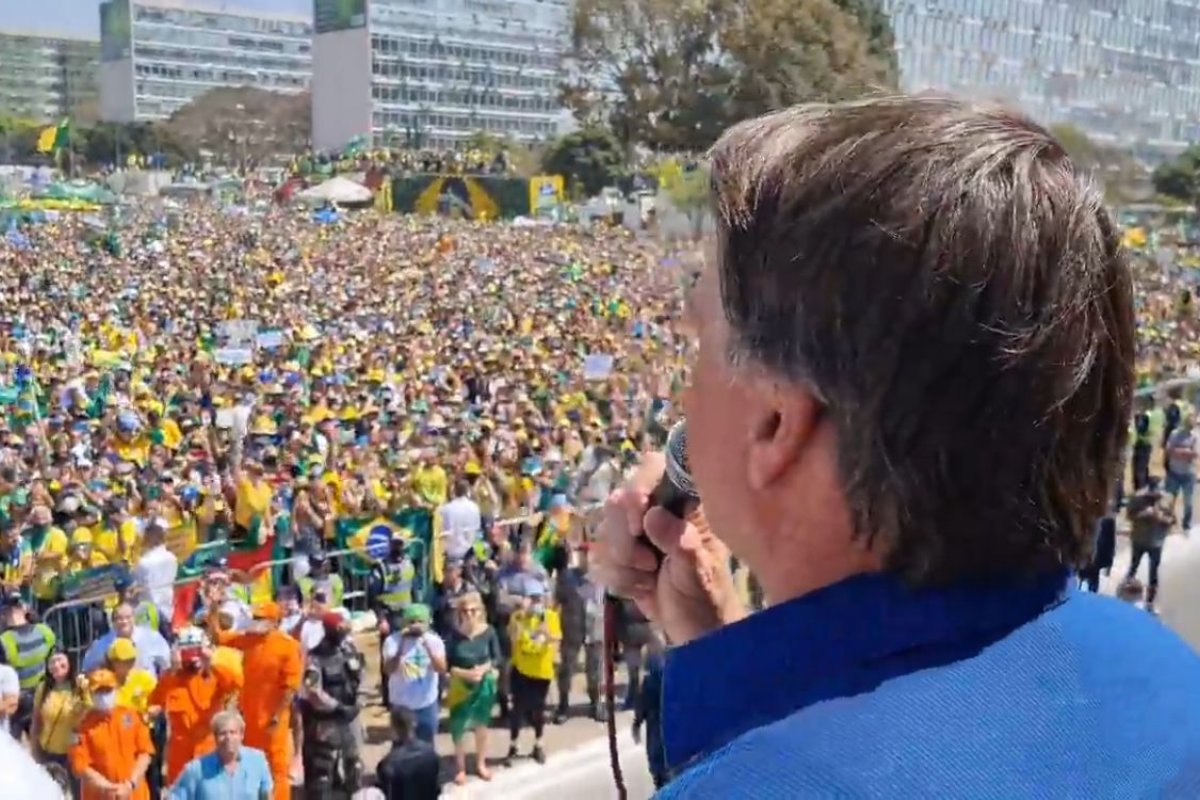 Vídeo: "Creio que o momento chegou”, diz Bolsonaro a apoiadores na Esplanada em Brasília