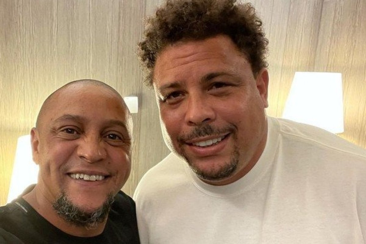 Reencontro de gigantes! Pentacampeões, Ronaldo e Roberto Carlos surgem juntos e web reage