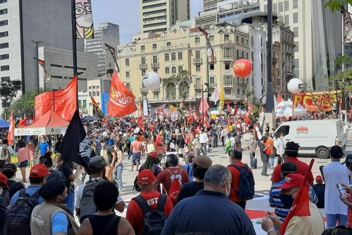 Vale do Anhangabaú, em São Paulo, é palco de manifestações contra o governo federal