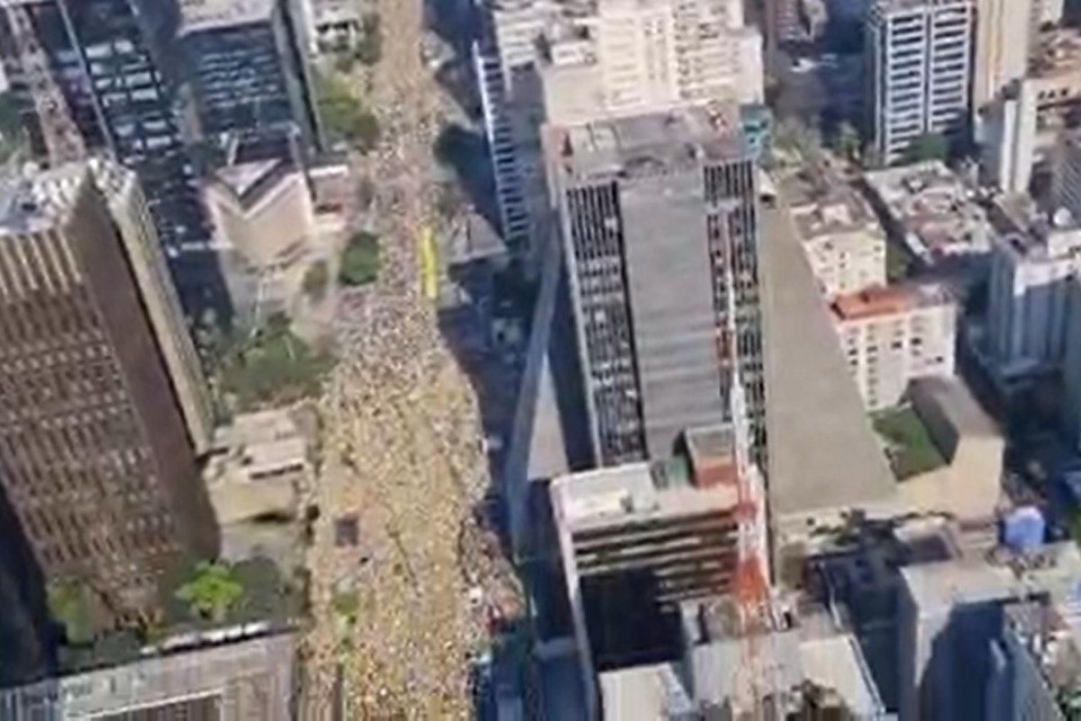Vídeo: Bolsonaro faz sobrevoo de helicóptero na Avenida Paulista antes de discurso em São Paulo