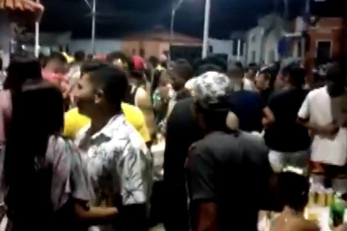 Festa com pessoas aglomeradas e sem máscara é flagrada em praça de Santa Terezinha, na Bahia