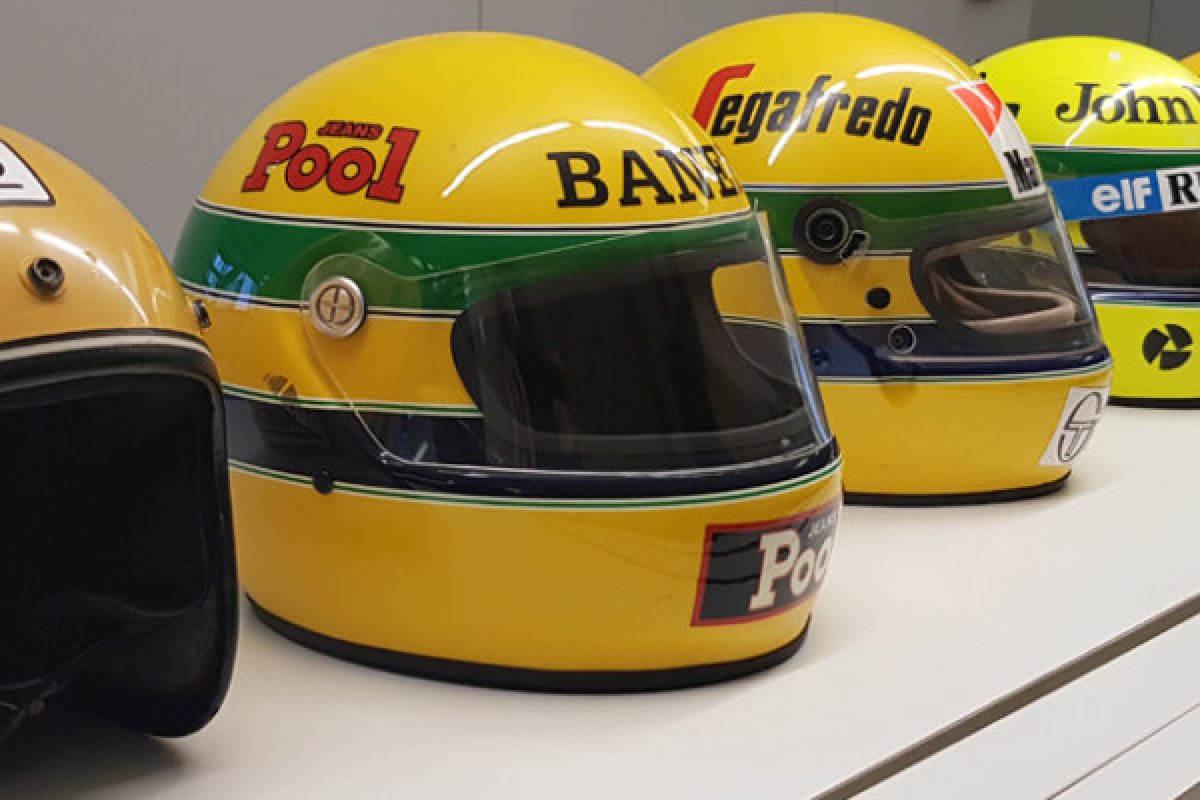 Capacete histórico utilizado por Senna completa 40 anos