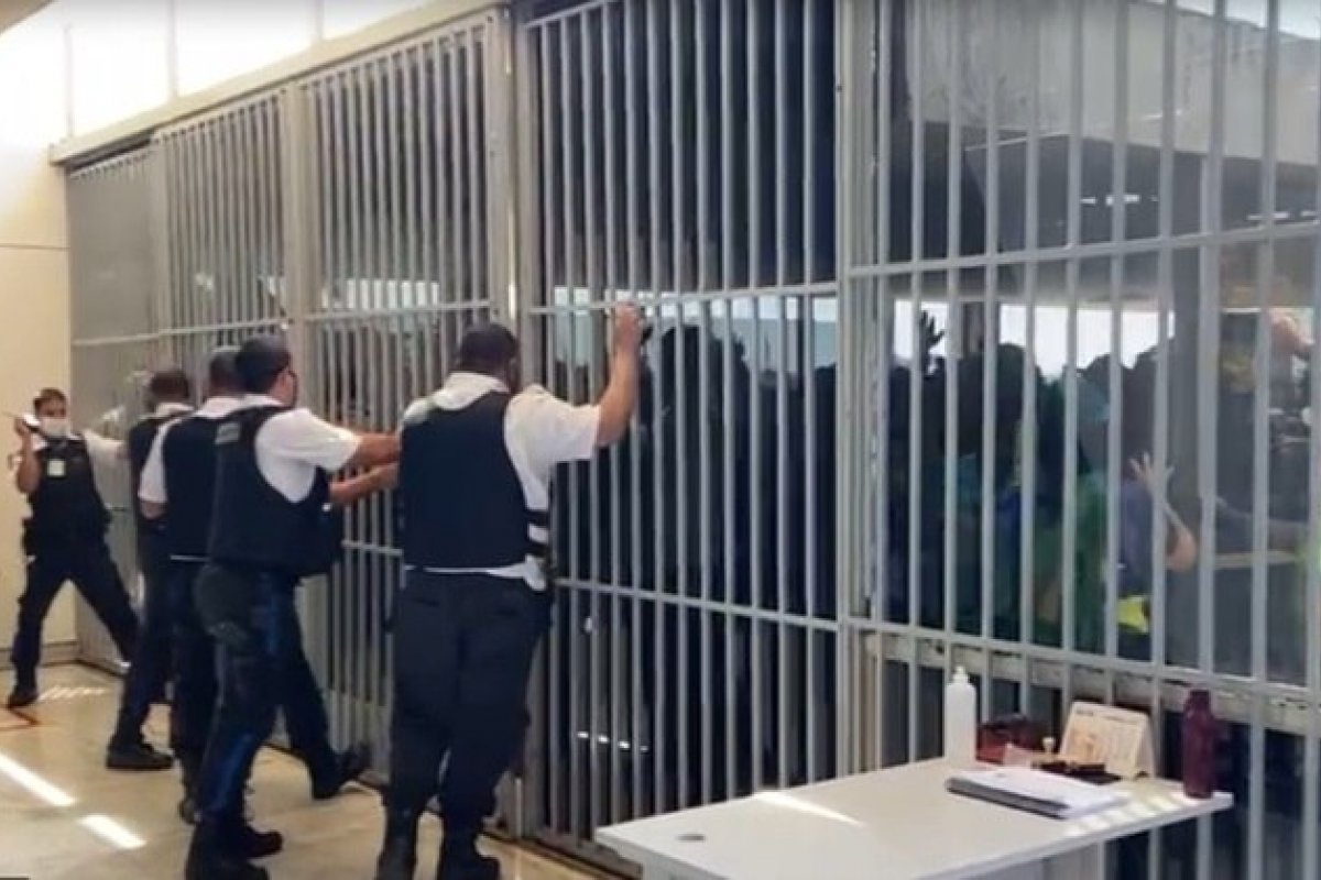 Manifestantes de ato pró-governo tentaram invadir o Ministério da Saúde