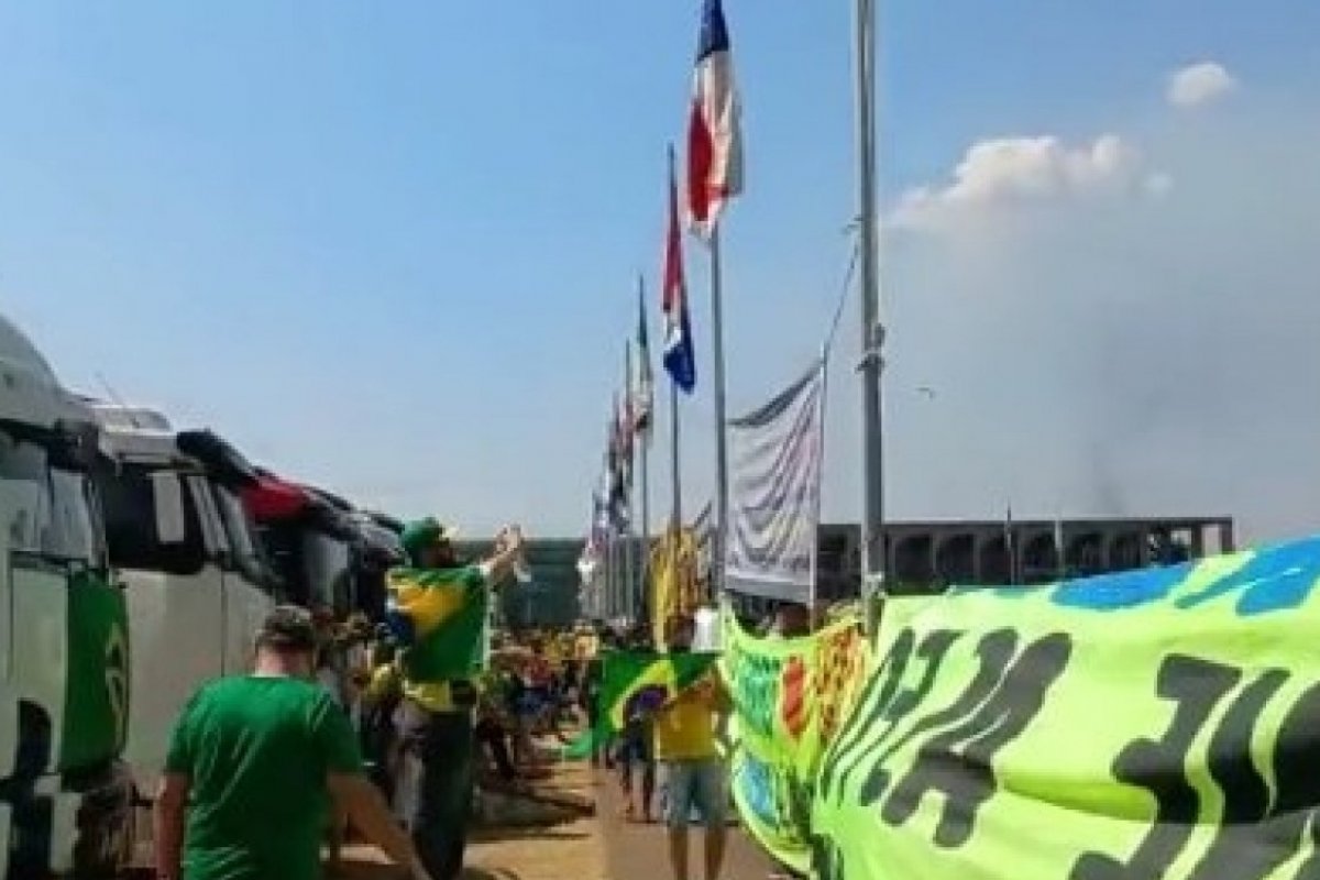 Caminhoneiros bloqueiam estradas na Bahia e em outras partes do país