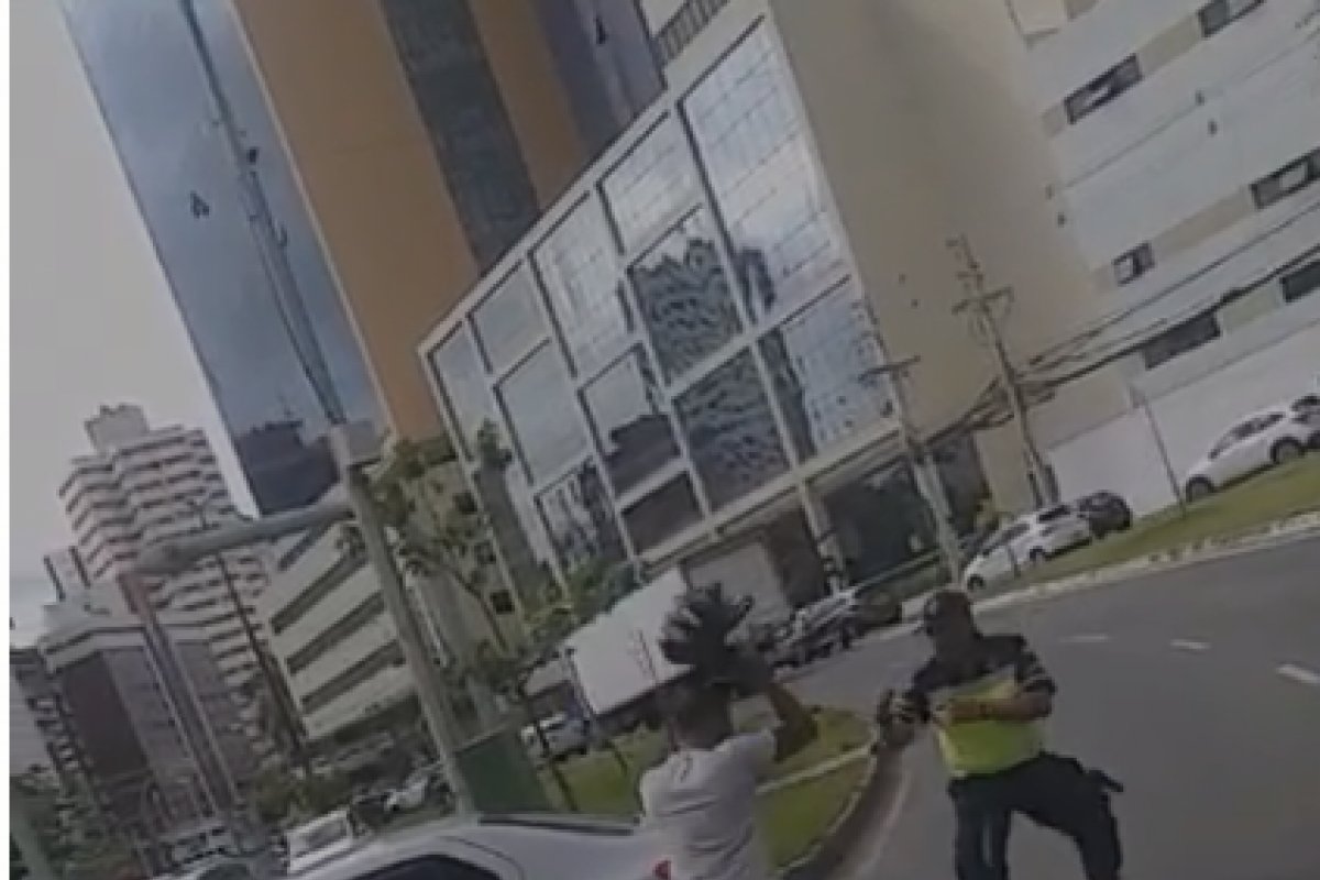 Entregador de comida e agente de trânsito se desentendem e brigam em uma via da Av. ACM