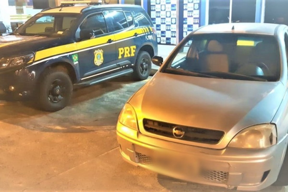 Polícia Rodoviária Federal recupera carro roubado há 12 anos