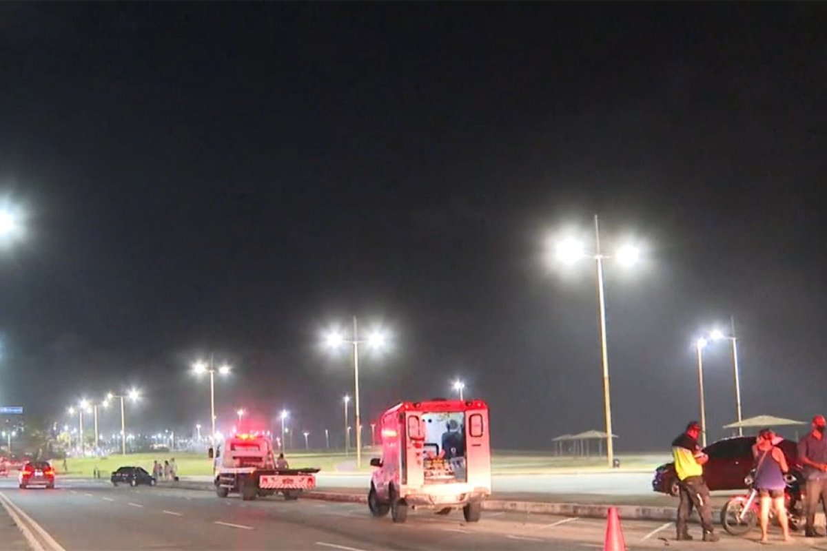 Acidentes de trânsito na orla de Salvador deixam três feridos e poste caído em pista