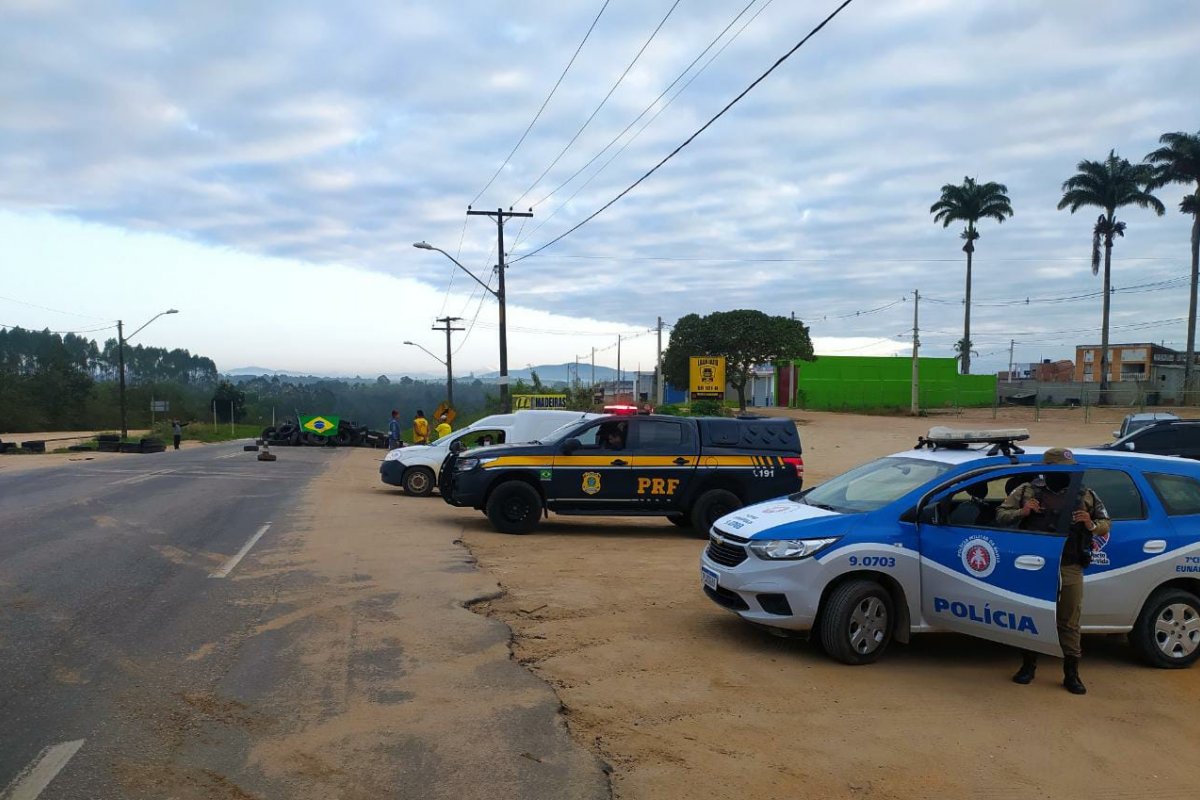 Greve dos Caminhoneiros: Policia Rodoviária desbloqueia trechos da BR-116