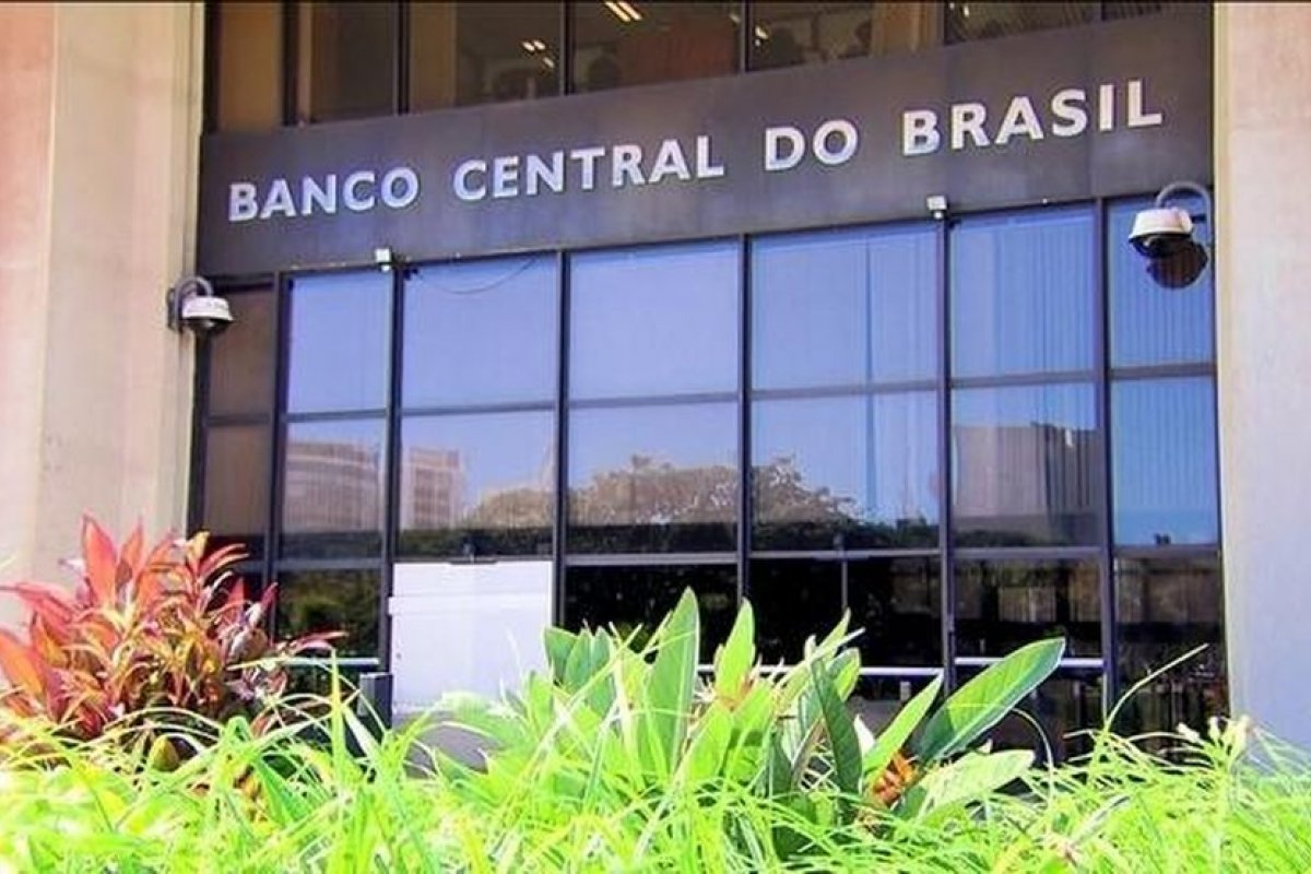 Governo e BC vão permitir transferir até US$ 10 mil para o exterior a partir de outubro