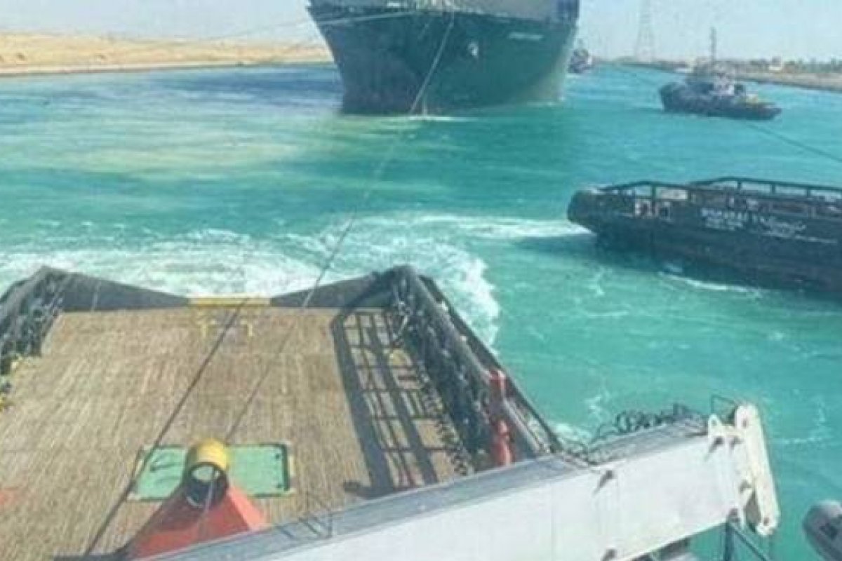 Navio volta a bloquear passagem no Canal de Suez