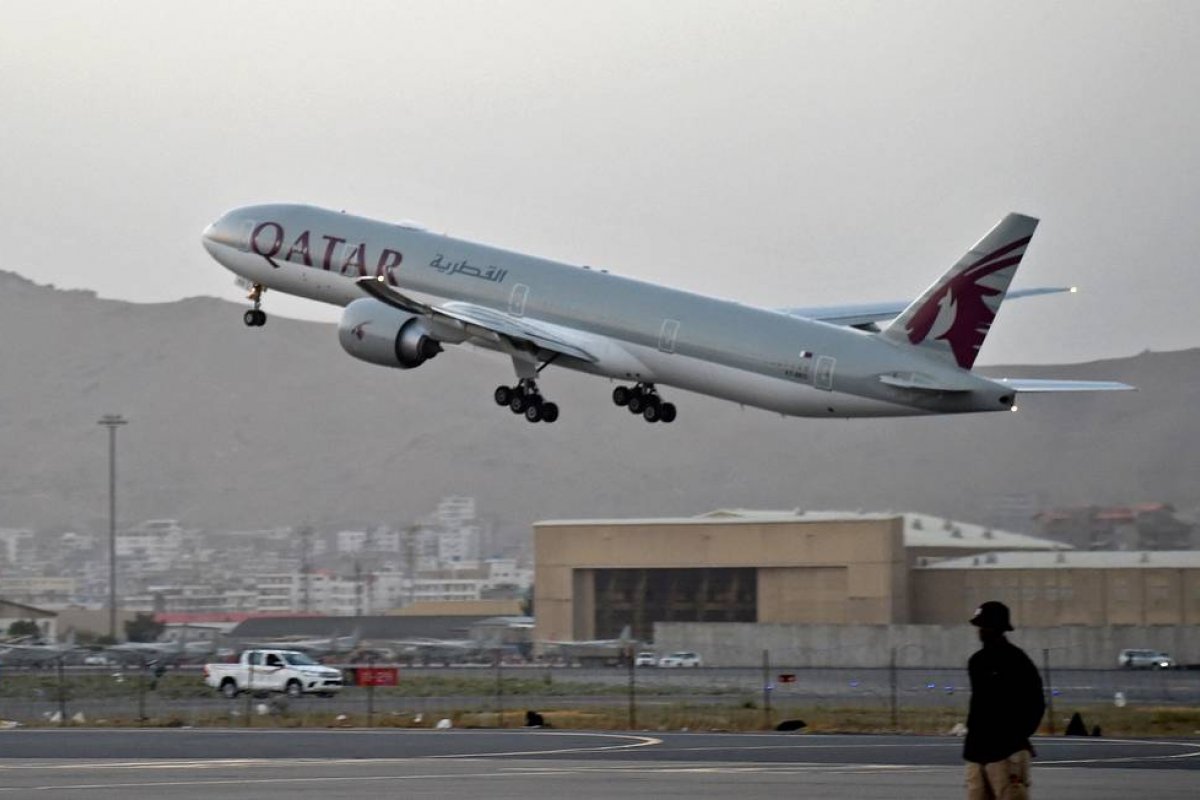 Cerca de 200 estrangeiros deixam o Afeganistão após permissão do Talibã