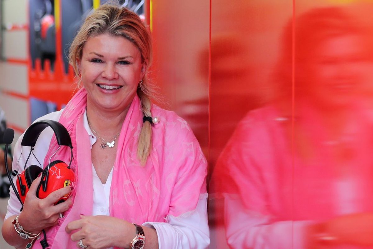 Esposa de Michael Schumacher diz que ex-piloto está "diferente, mas aqui"
