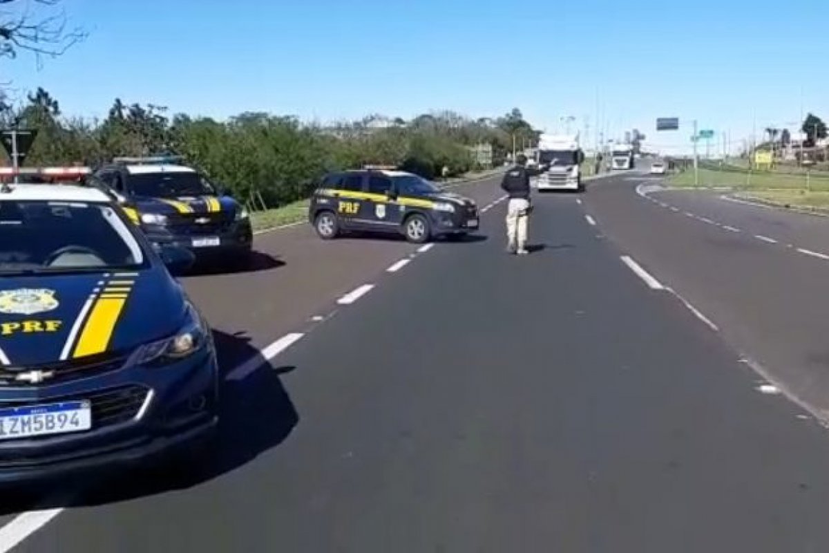 PRF libera 35% das rodovias federais bloqueadas em manifestação de caminhoneiros