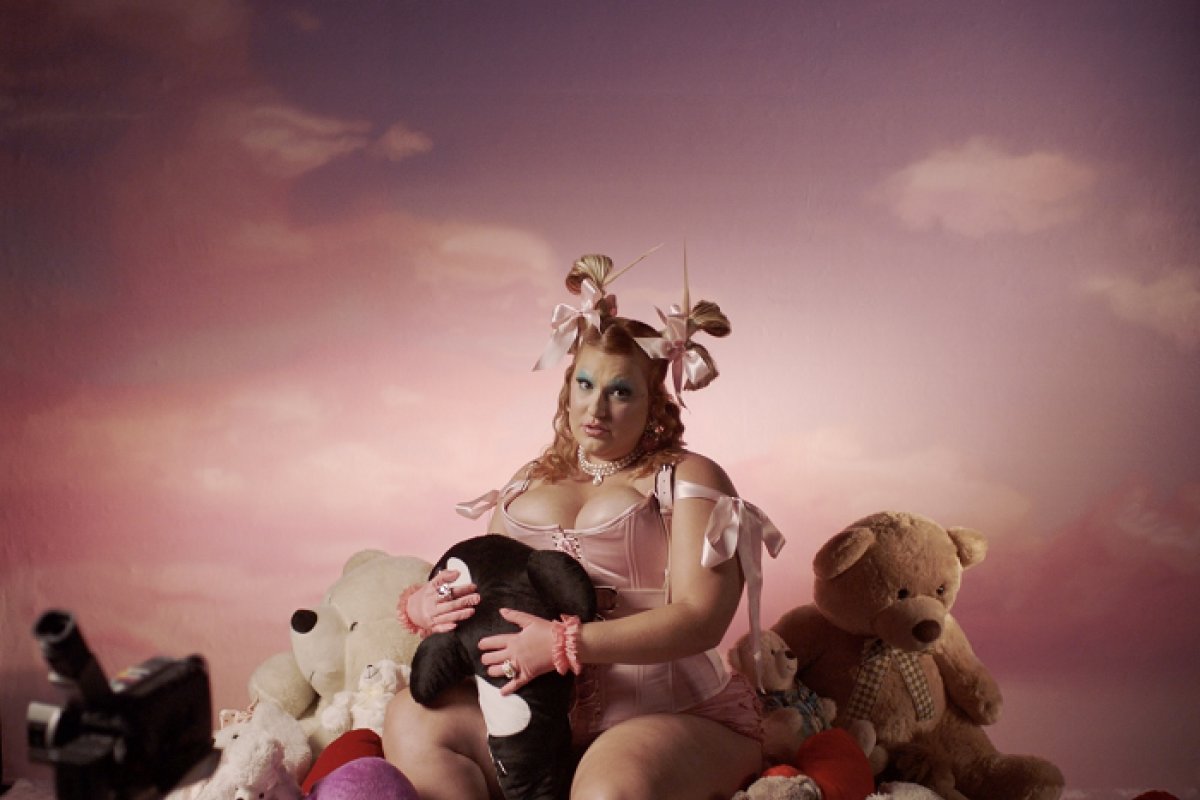 Alice Caymmi usa sua poderosa voz contra o aprisionamento por padrões