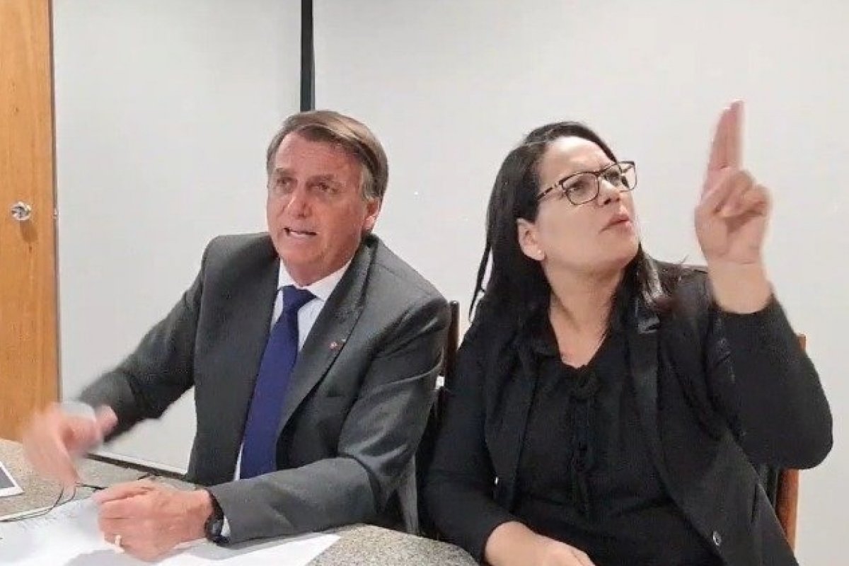 "Eu não vou sair da quatro linhas", afirma Bolsonaro sobre a Constituição