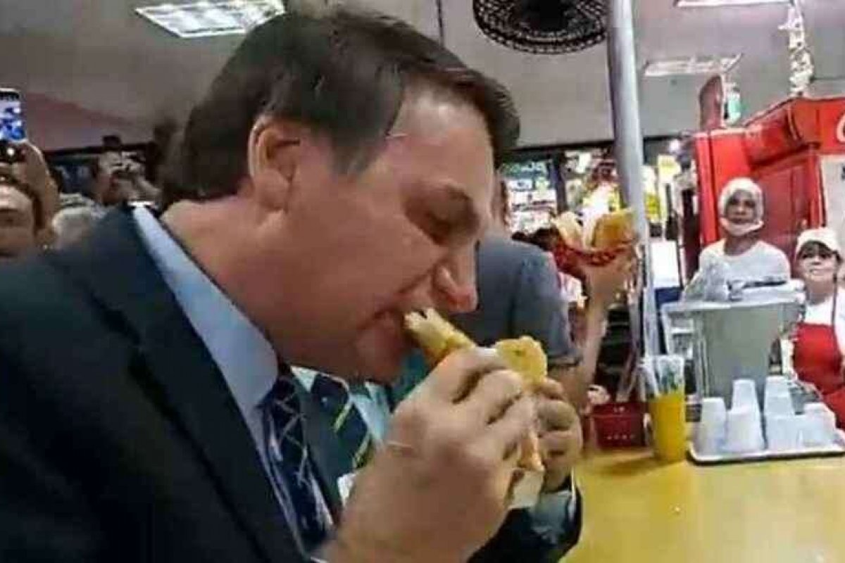 Bolsonaro diz que inflação é culpa de quem está comendo mais: 'Todo mundo engordou'
