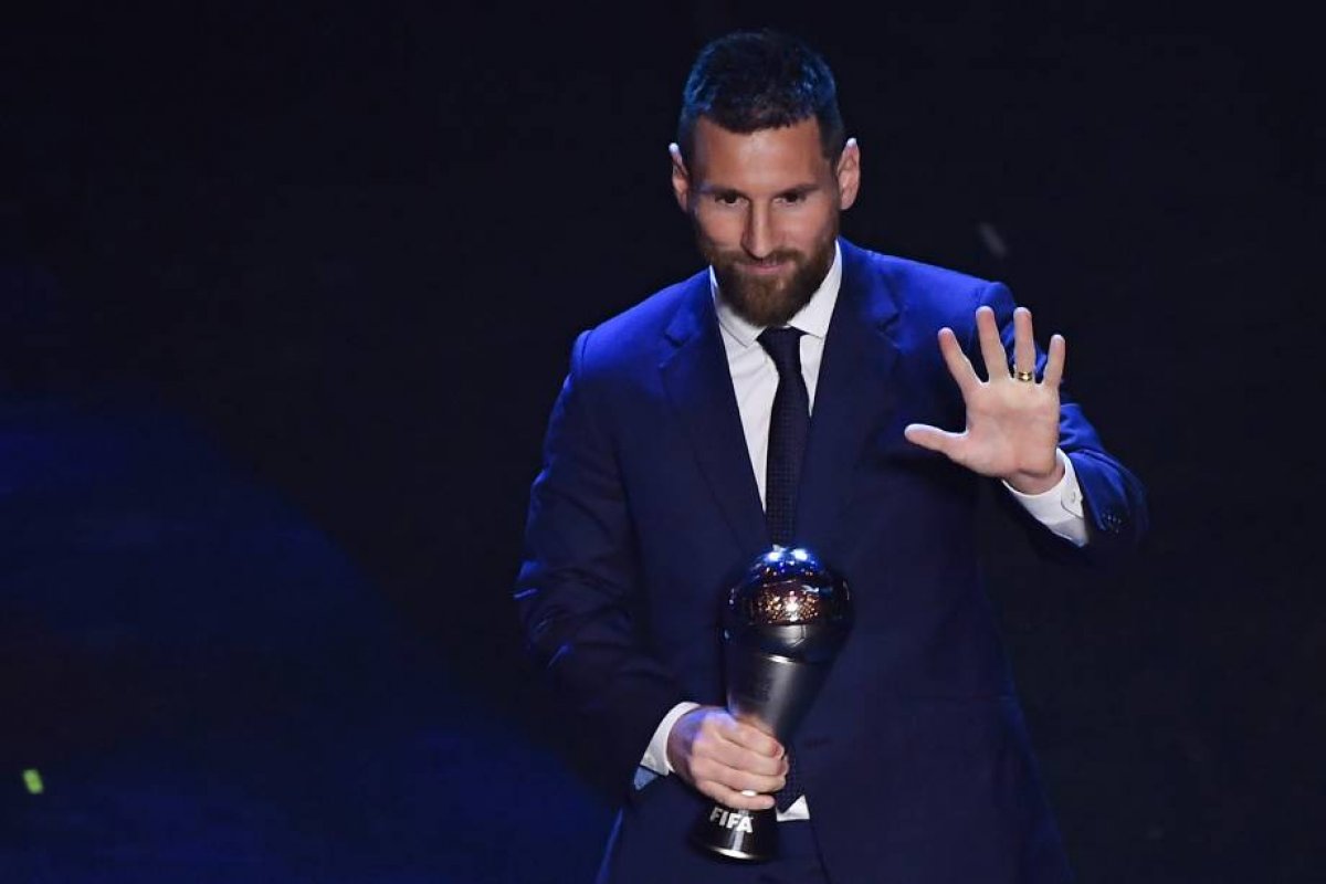 Messi supera Van Djik e CR7 e vence Bola de Ouro pela sexta vez