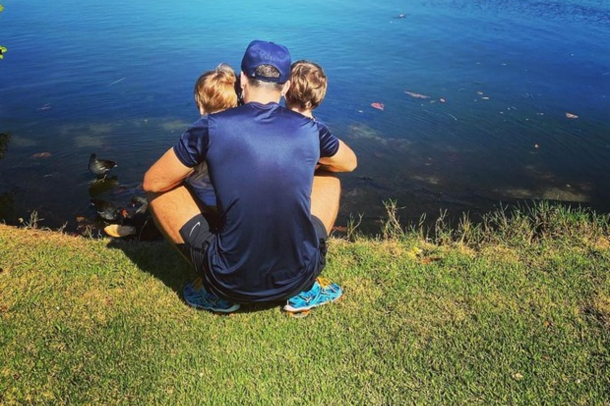 Muito amor! Thales Bretas posta passeio com os filhos