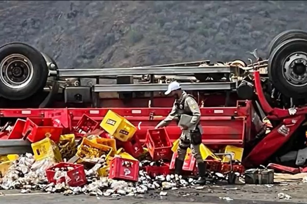 Caminhão carregado com cervejas tomba na região no sudoeste da Bahia