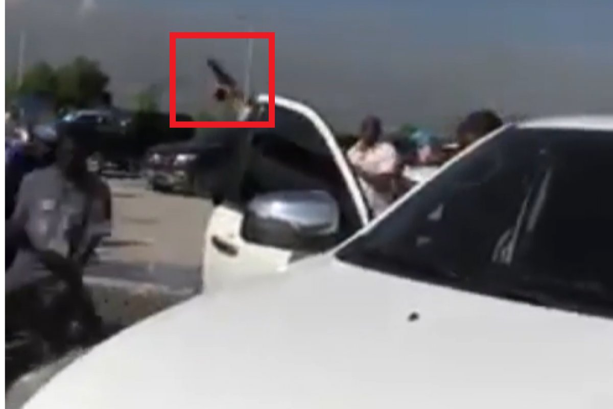 Senador haitiano atira contra manifestantes em frente ao parlamento do país