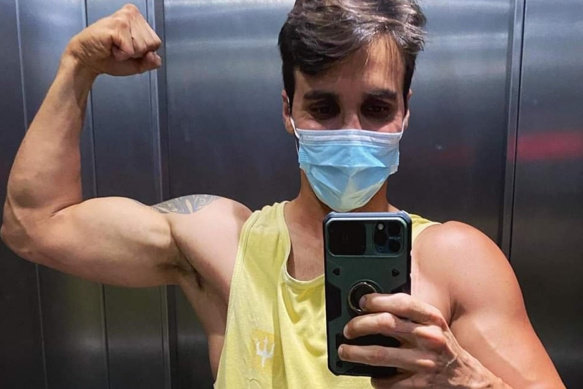 Marido de Ivete Sangalo exibe músculos e seguidora dispara: "Não se deforme"