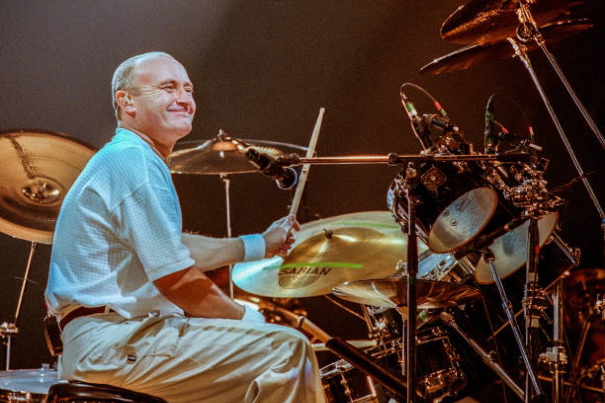 Phil Collins revela estado de saúde preocupante: “mal consigo segurar baquetas”