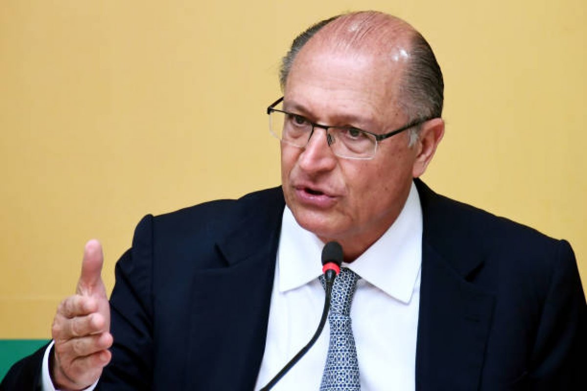 DEM cita possível fusão com PSL para atrair Alckmin, segundo jornal