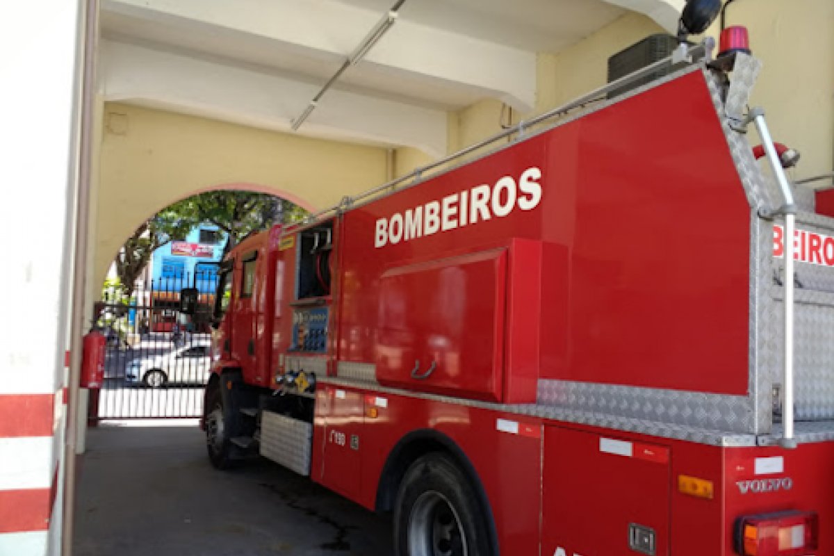 Churrascaria pega fogo no bairro de Cajazeiras, em Salvador