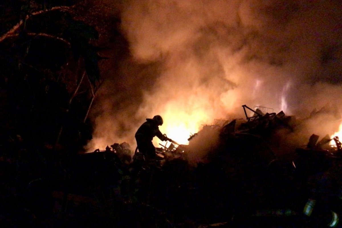 Depósito de material reciclável é atingido por incêndio na rodovia Ilhéus/Uruçuca