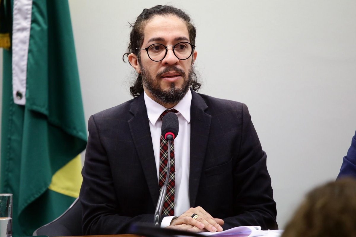 Jean Wyllys critica parte da esquerda que defende frente ampla e unificada contra Bolsonaro