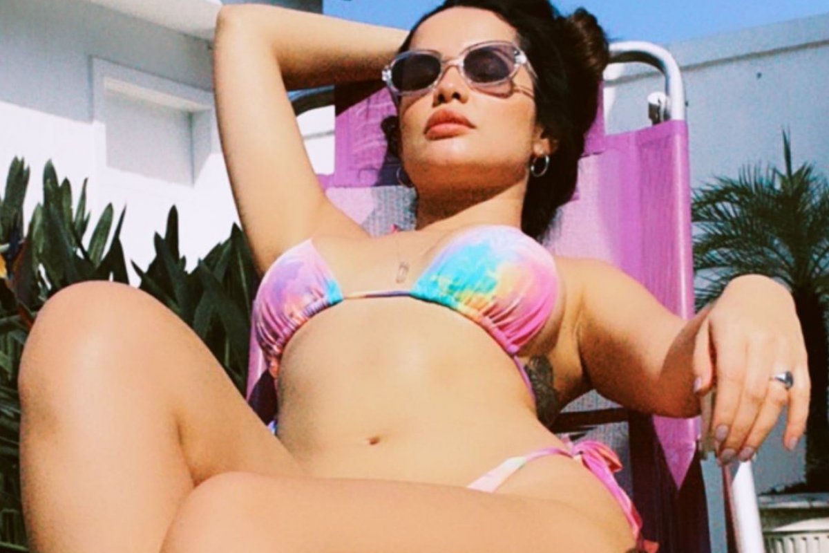 Exibindo corpão, Juliette curte domingo na piscina de sua mansão