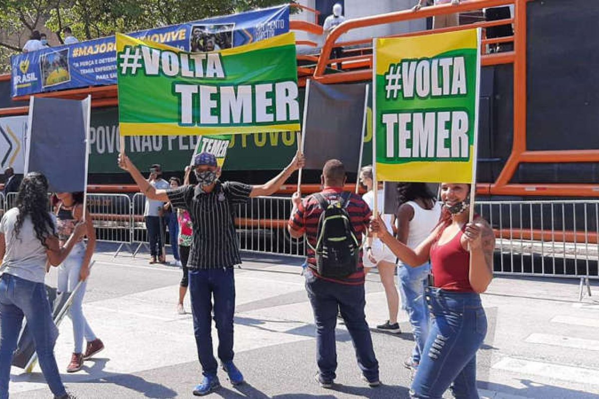 Em manifestação contra Bolsonaro, grupo recebe R$ 50 para pedir a volta de Temer 