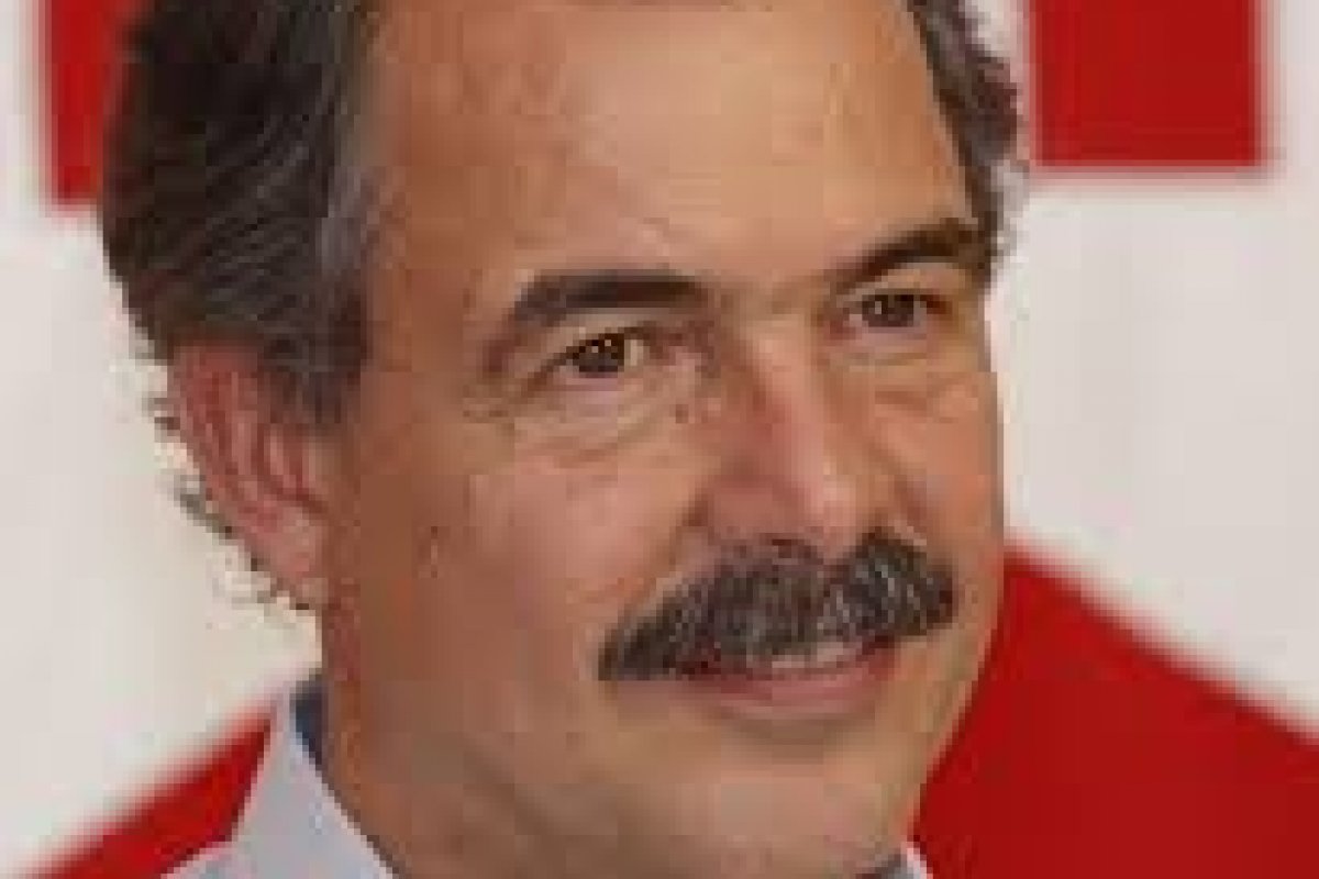 Aloízio Mercadante tenta furar fila e é constrangido