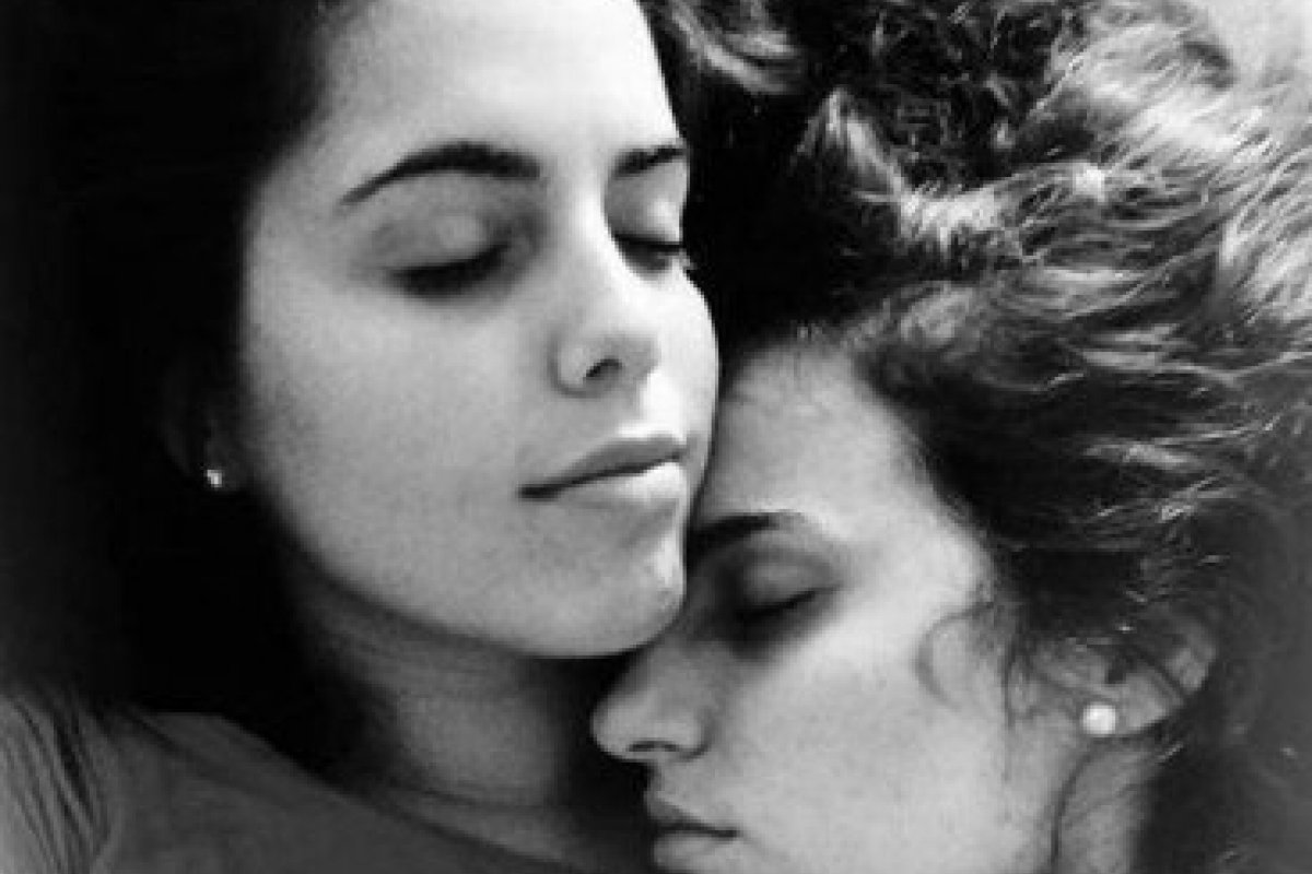 Filha da atriz baiana Emanuelle Araújo posta foto abraçada com outra mulher e celebra o Dia da visibilidade bi