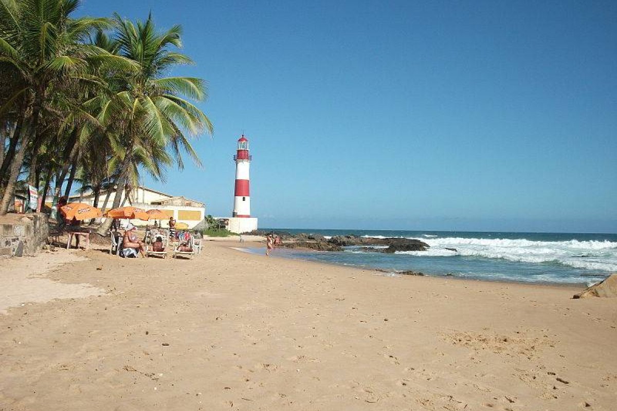 Vídeo: Esgoto escoa na praia do Farol de Itapuã, em Salvador