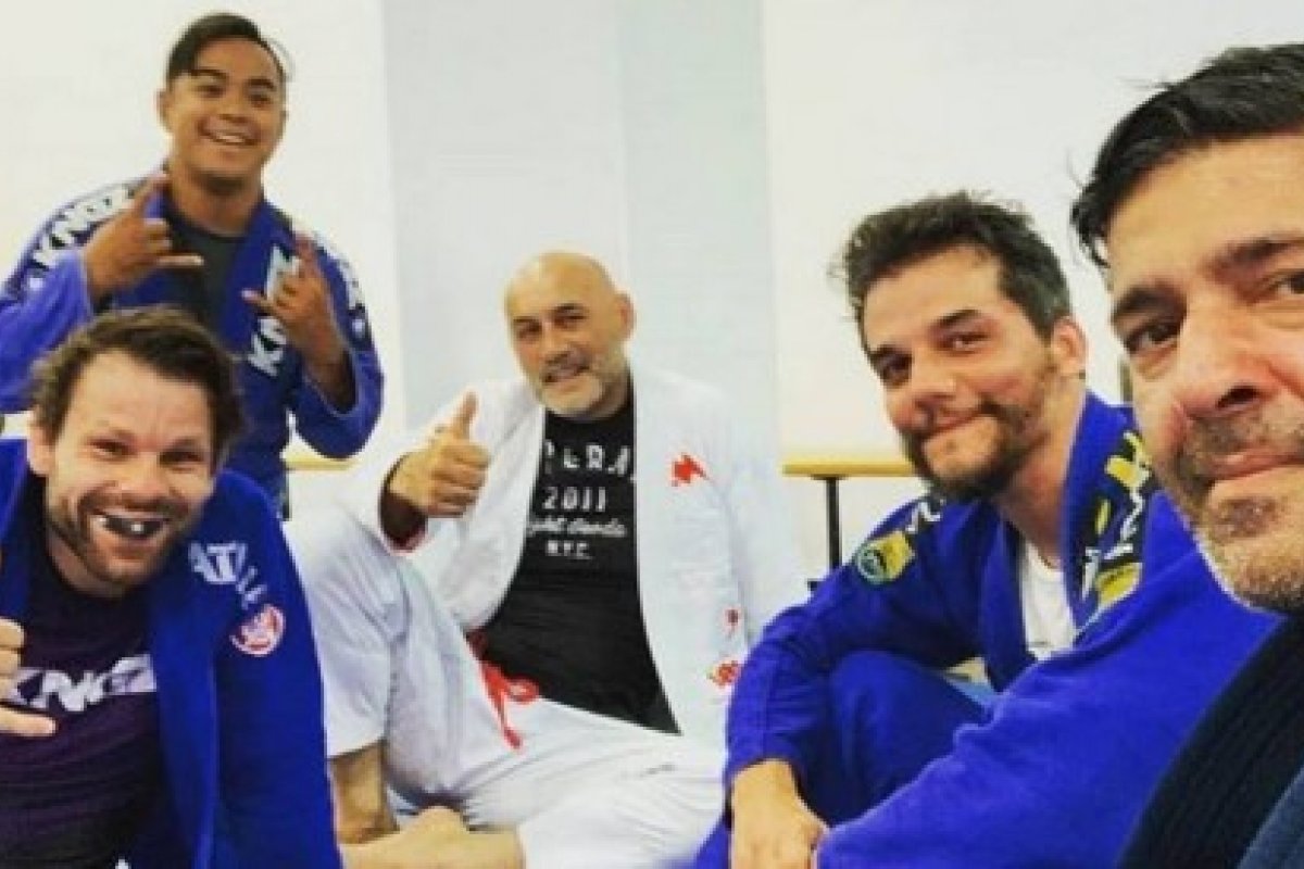 Morando em Los Angeles, Wagner Moura posta foto após treino de jiu-jitsu